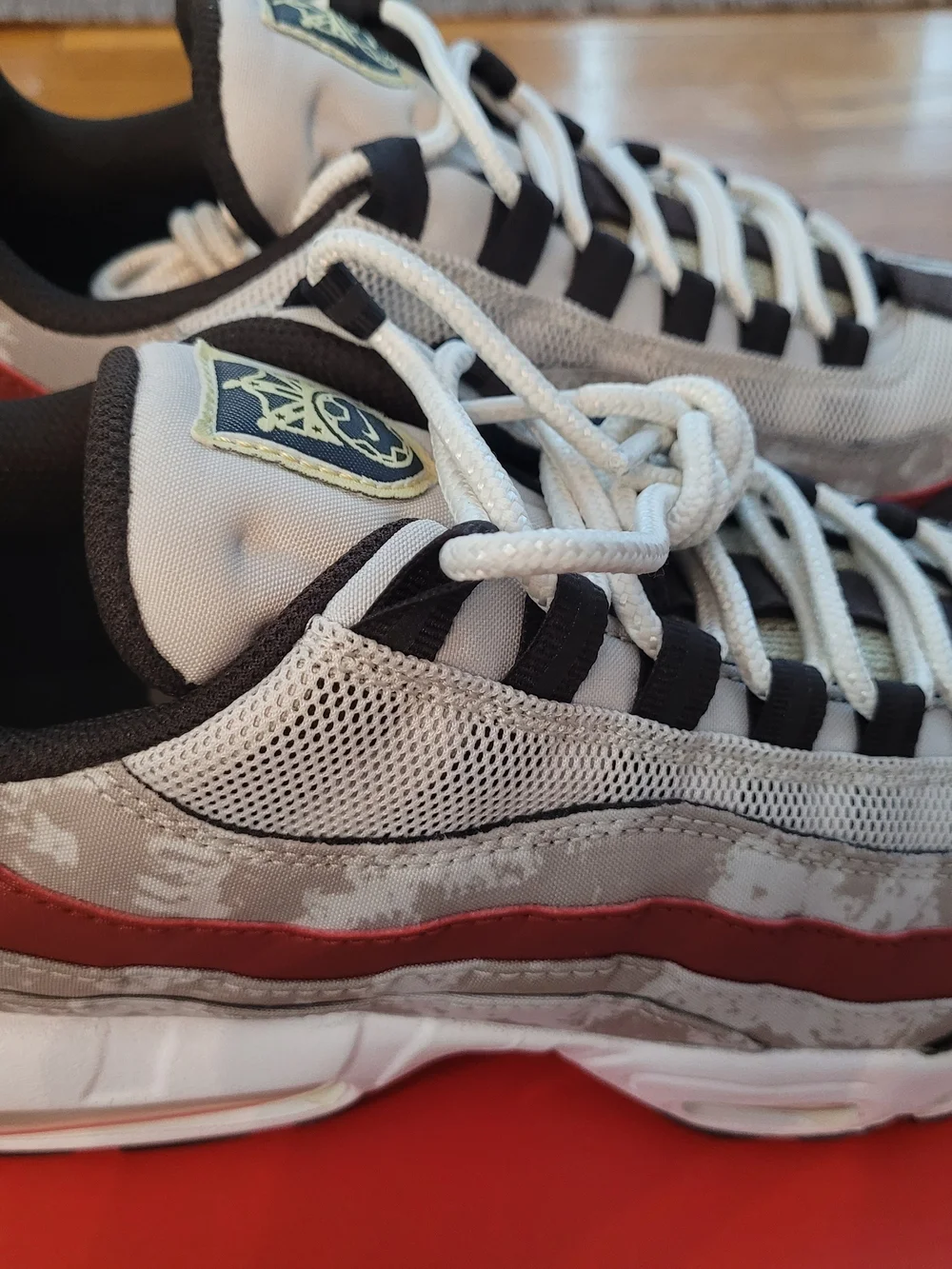 Nike Men's Air Max 95 SE Size 8.5 Display Item Left Shoe Little Discoloration